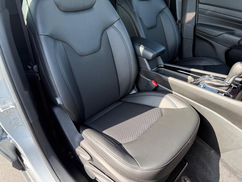 Jeep Compass Vehicle Full-screen Gallery Image 15