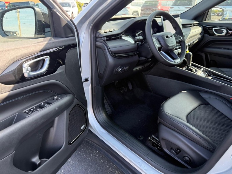 Jeep Compass Vehicle Full-screen Gallery Image 16