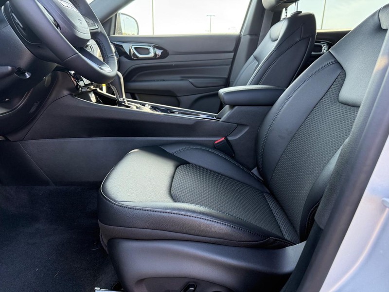 Jeep Compass Vehicle Full-screen Gallery Image 17