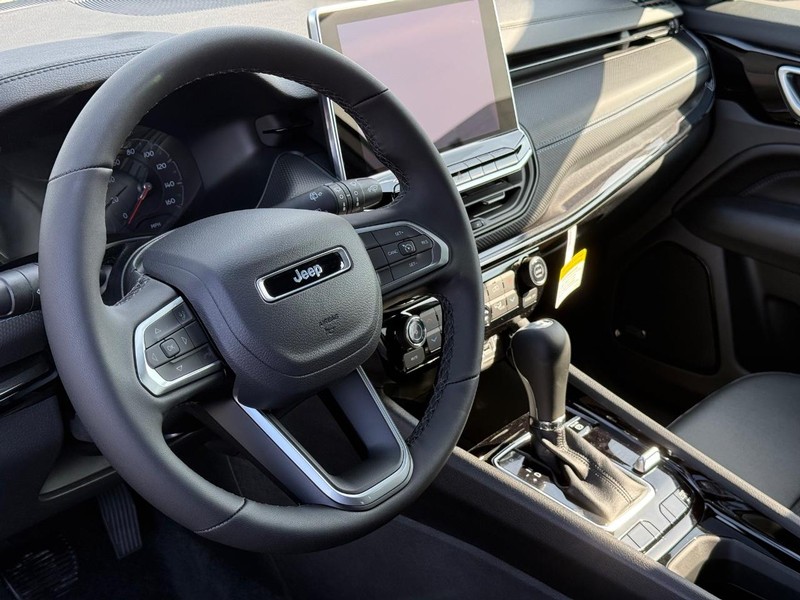 Jeep Compass Vehicle Full-screen Gallery Image 18