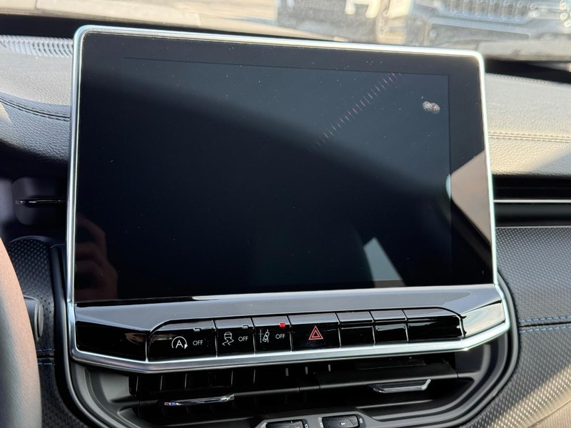 Jeep Compass Vehicle Full-screen Gallery Image 22