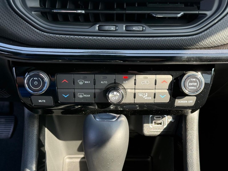 Jeep Compass Vehicle Full-screen Gallery Image 23