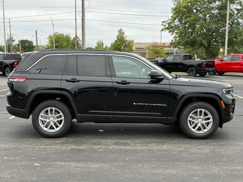 Jeep Grand Cherokee Vehicle Full-screen Gallery Image 2