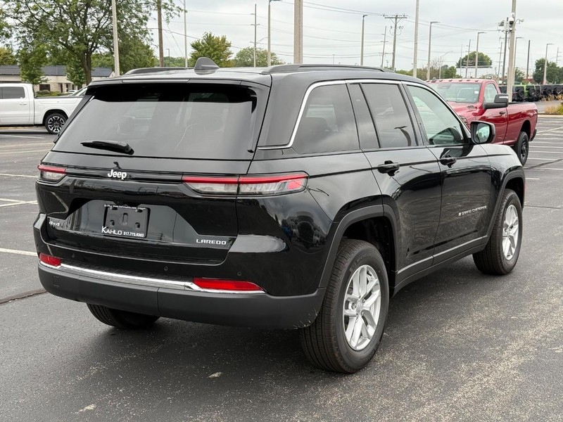 Jeep Grand Cherokee Vehicle Full-screen Gallery Image 3