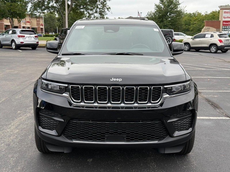 Jeep Grand Cherokee Vehicle Full-screen Gallery Image 11