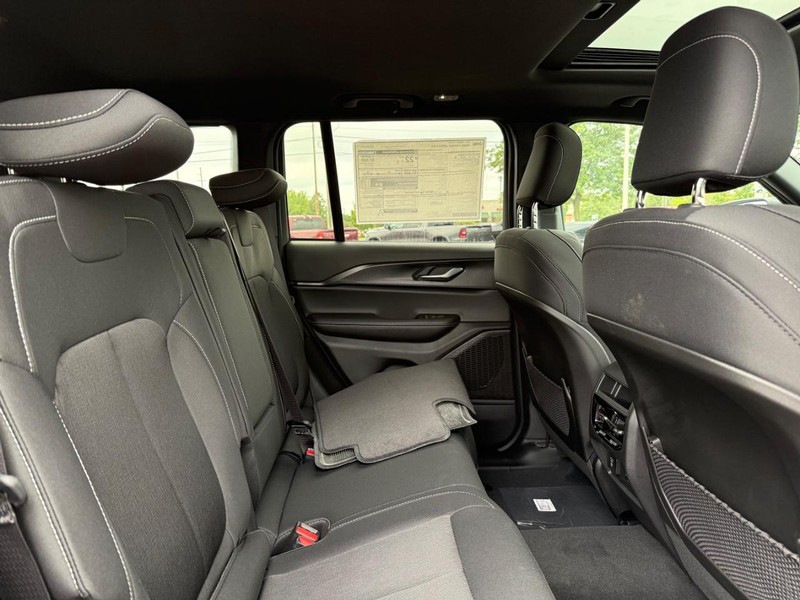 Jeep Grand Cherokee Vehicle Full-screen Gallery Image 12