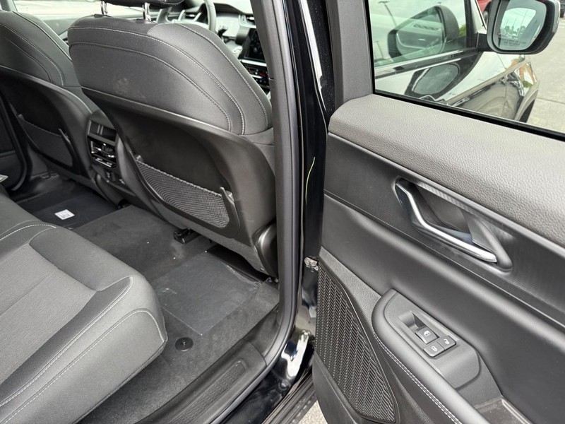 Jeep Grand Cherokee Vehicle Full-screen Gallery Image 13