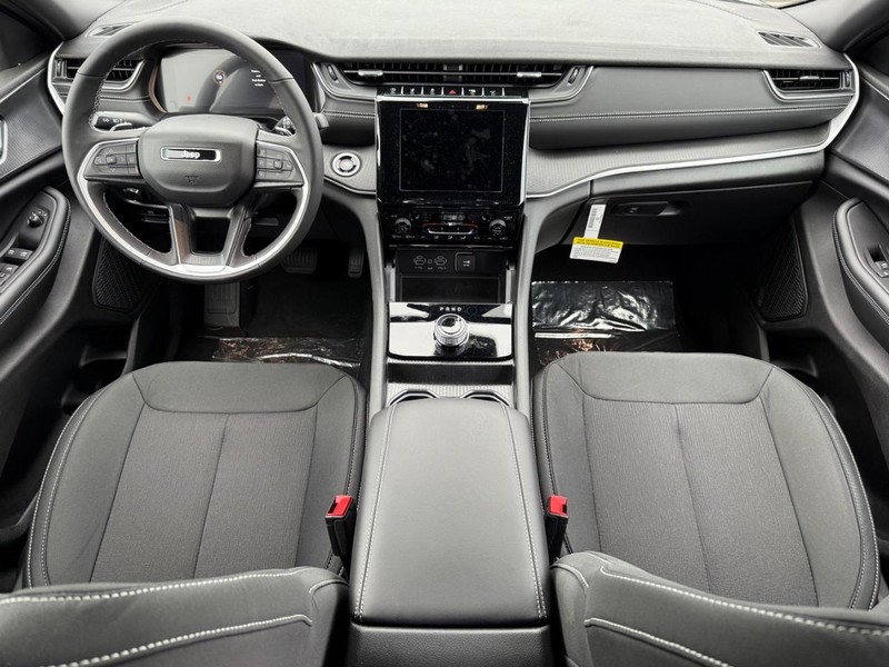 Jeep Grand Cherokee Vehicle Full-screen Gallery Image 15