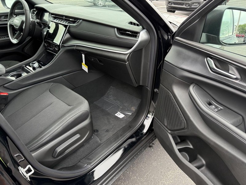 Jeep Grand Cherokee Vehicle Full-screen Gallery Image 17