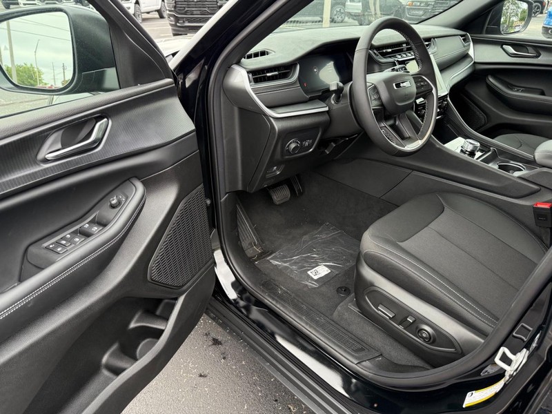 Jeep Grand Cherokee Vehicle Full-screen Gallery Image 19