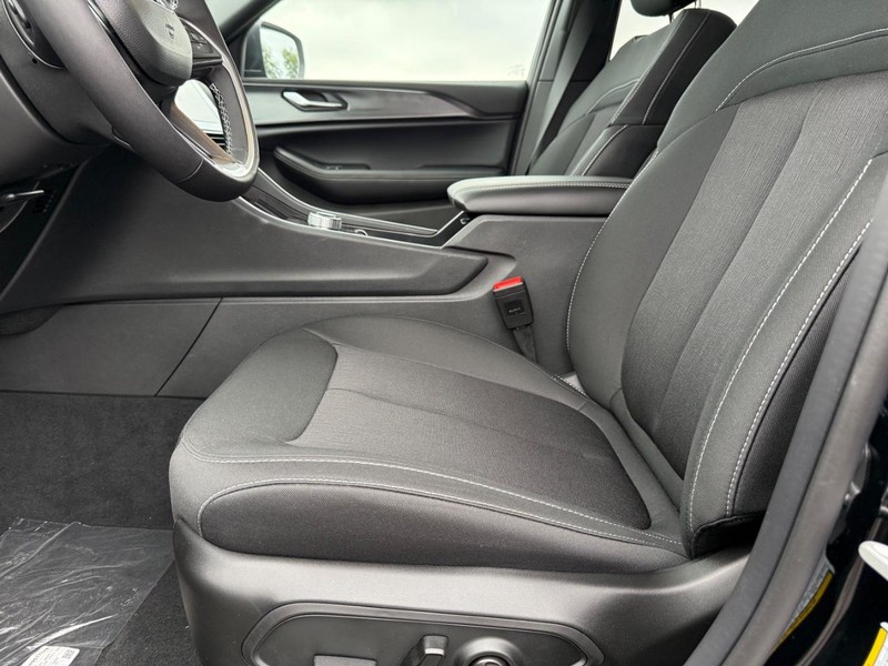 Jeep Grand Cherokee Vehicle Full-screen Gallery Image 20