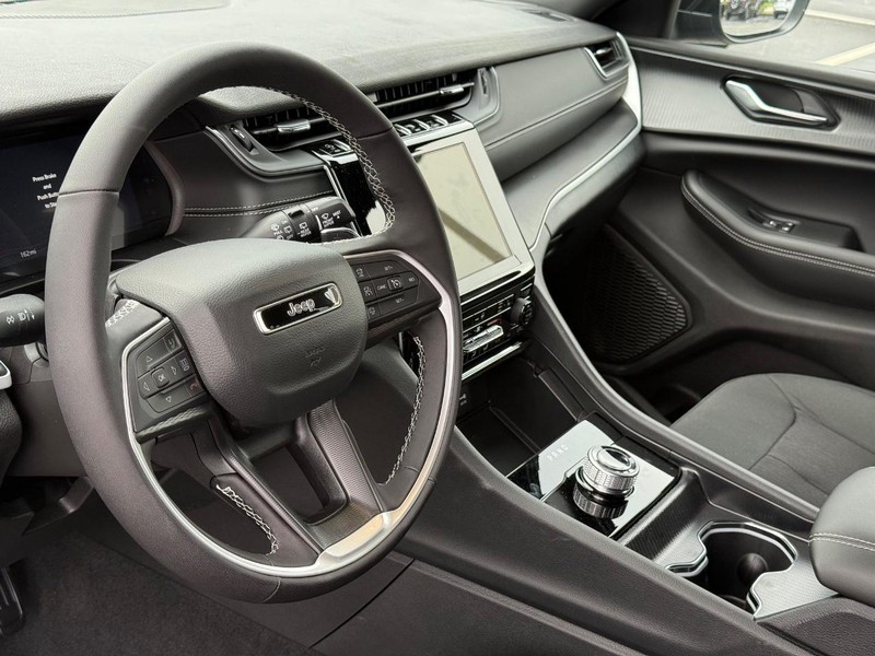 Jeep Grand Cherokee Vehicle Full-screen Gallery Image 21