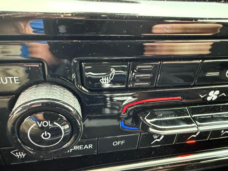 Jeep Grand Cherokee Vehicle Full-screen Gallery Image 25