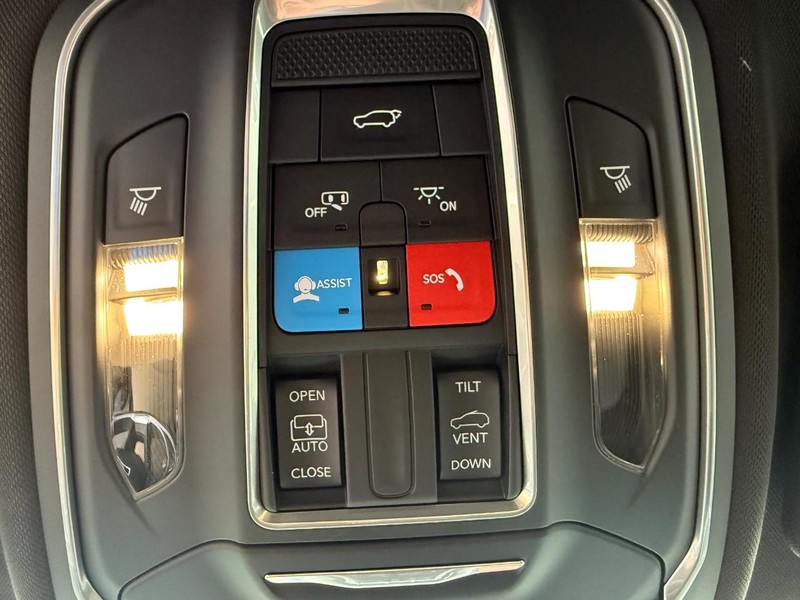 Jeep Grand Cherokee Vehicle Full-screen Gallery Image 31