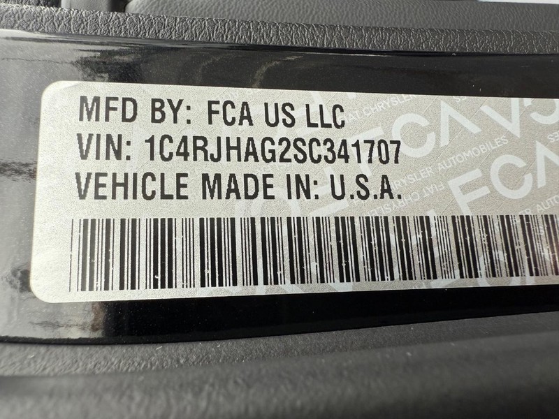 Jeep Grand Cherokee Vehicle Full-screen Gallery Image 35