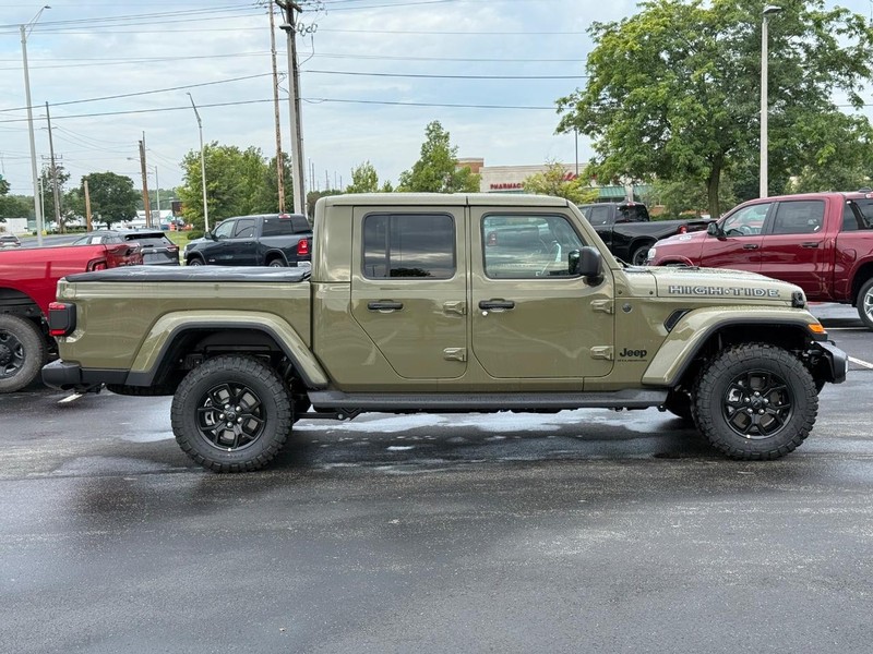 Jeep Gladiator Vehicle Full-screen Gallery Image 2