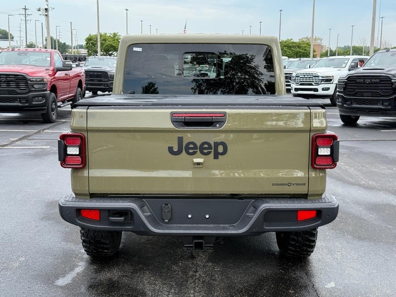 Jeep Gladiator Vehicle Full-screen Gallery Image 4
