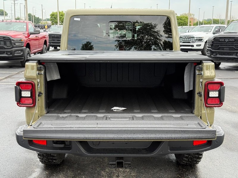 Jeep Gladiator Vehicle Full-screen Gallery Image 7