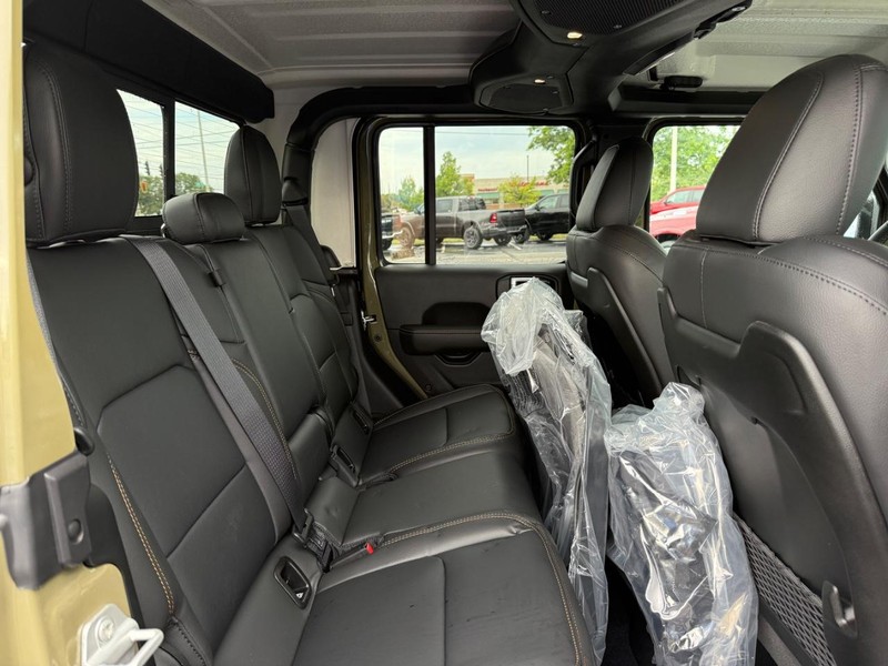 Jeep Gladiator Vehicle Full-screen Gallery Image 11