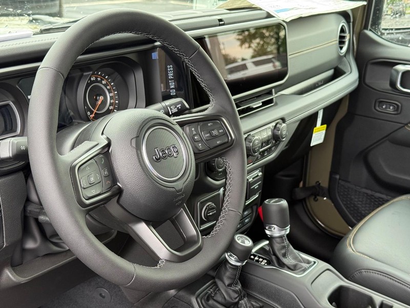 Jeep Gladiator Vehicle Full-screen Gallery Image 19