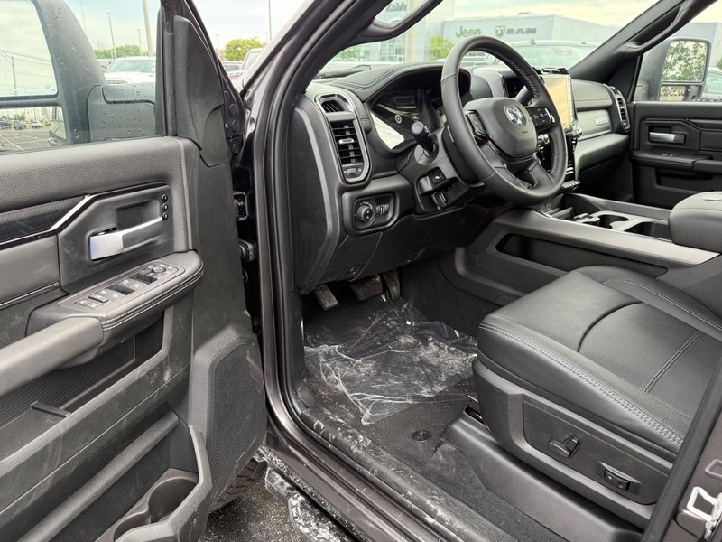 Ram 2500 Vehicle Full-screen Gallery Image 17