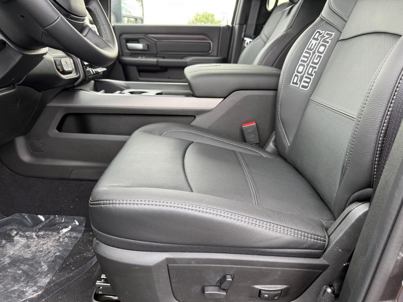 Ram 2500 Vehicle Full-screen Gallery Image 18