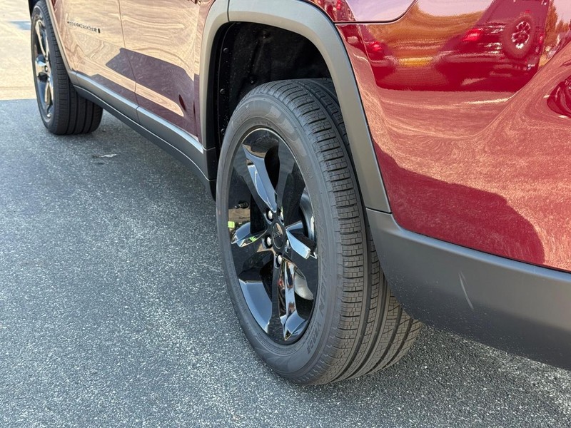 Jeep Grand Cherokee L Vehicle Full-screen Gallery Image 6