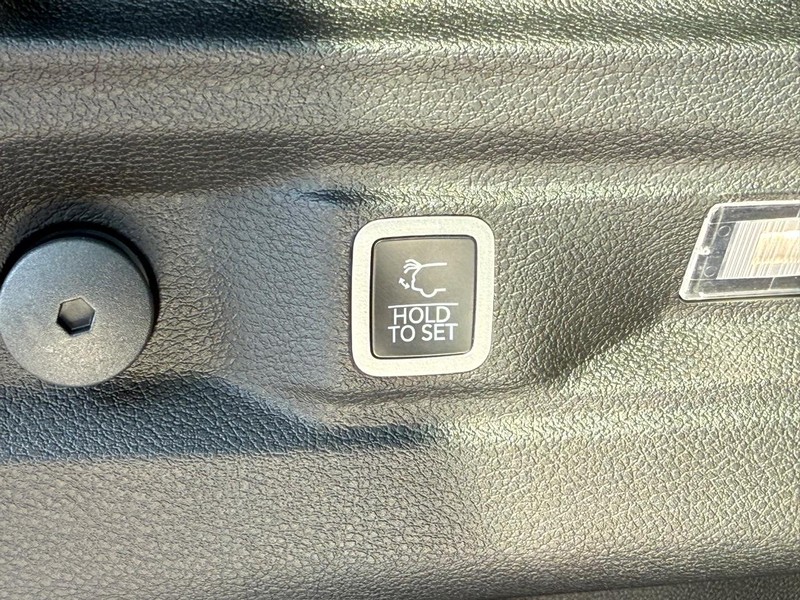 Jeep Grand Cherokee L Vehicle Full-screen Gallery Image 8