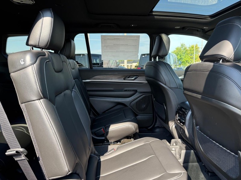 Jeep Grand Cherokee L Vehicle Full-screen Gallery Image 11