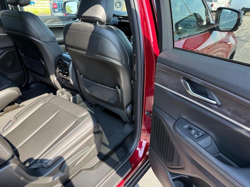 Jeep Grand Cherokee L Vehicle Full-screen Gallery Image 12