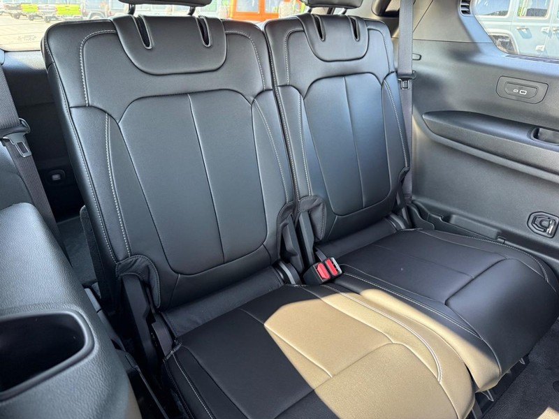 Jeep Grand Cherokee L Vehicle Full-screen Gallery Image 13