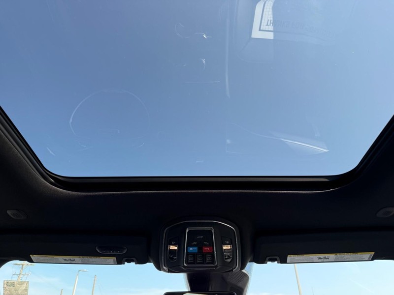 Jeep Grand Cherokee L Vehicle Full-screen Gallery Image 14