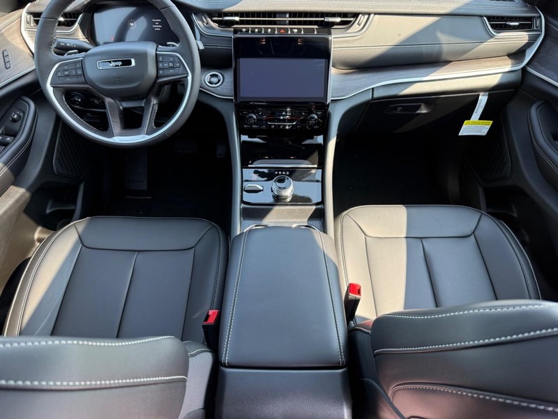 Jeep Grand Cherokee L Vehicle Full-screen Gallery Image 15