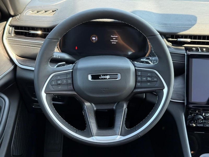 Jeep Grand Cherokee L Vehicle Full-screen Gallery Image 16