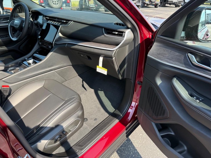 Jeep Grand Cherokee L Vehicle Full-screen Gallery Image 17