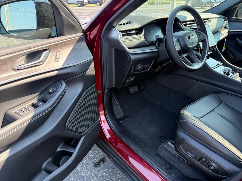 Jeep Grand Cherokee L Vehicle Full-screen Gallery Image 19