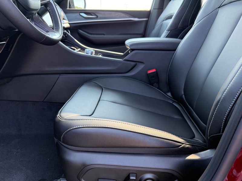 Jeep Grand Cherokee L Vehicle Full-screen Gallery Image 20