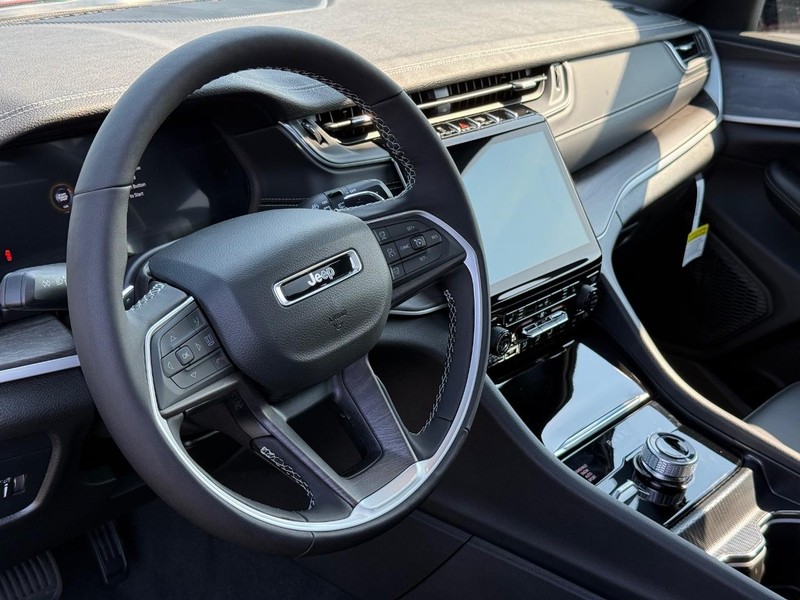 Jeep Grand Cherokee L Vehicle Full-screen Gallery Image 21