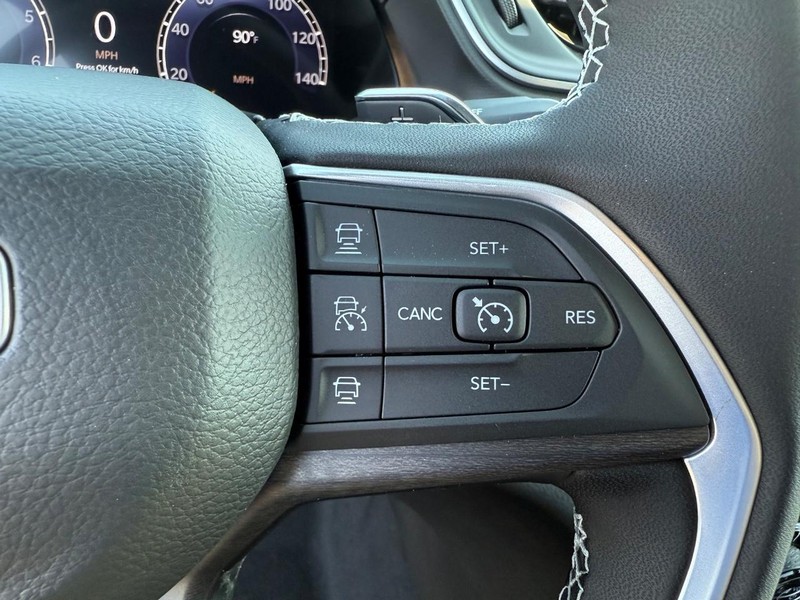 Jeep Grand Cherokee L Vehicle Full-screen Gallery Image 23