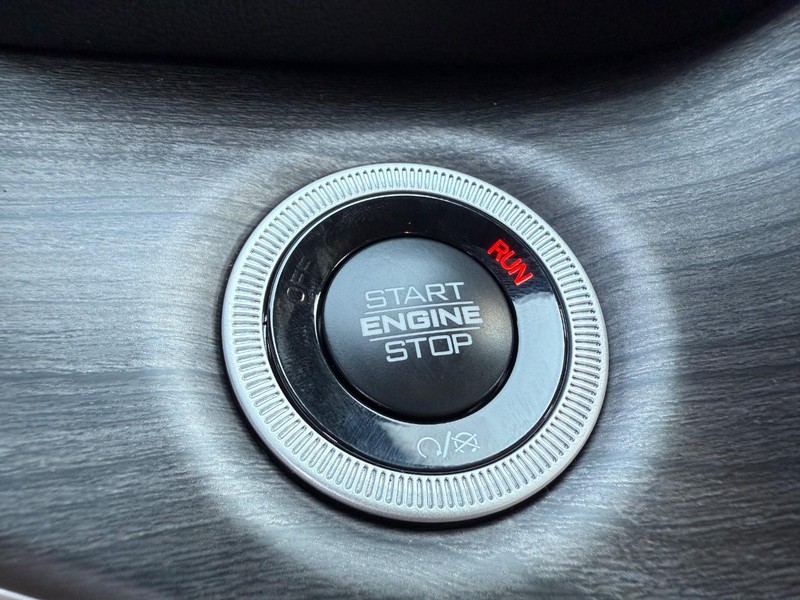 Jeep Grand Cherokee L Vehicle Full-screen Gallery Image 24