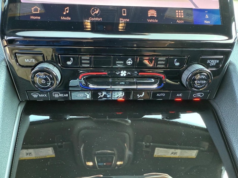 Jeep Grand Cherokee L Vehicle Full-screen Gallery Image 28