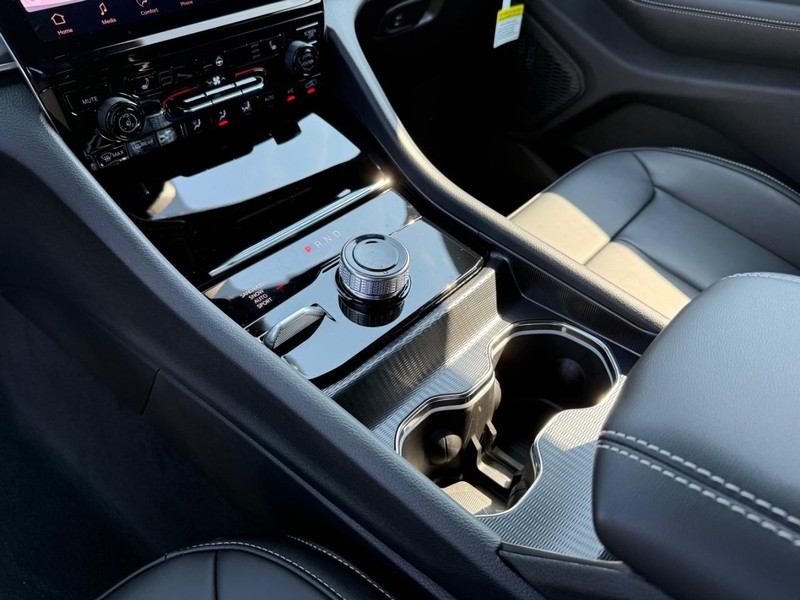 Jeep Grand Cherokee L Vehicle Full-screen Gallery Image 29