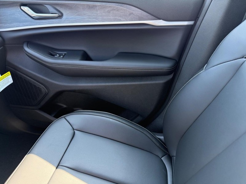 Jeep Grand Cherokee L Vehicle Full-screen Gallery Image 30