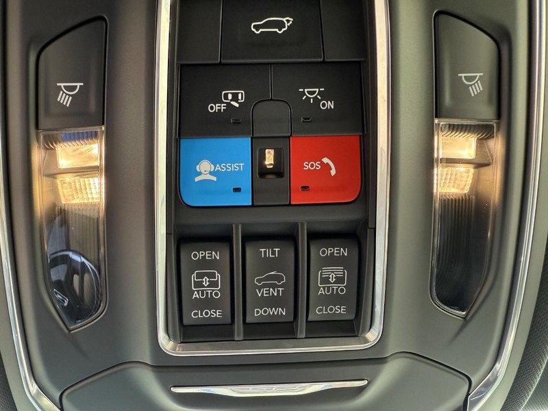 Jeep Grand Cherokee L Vehicle Full-screen Gallery Image 31