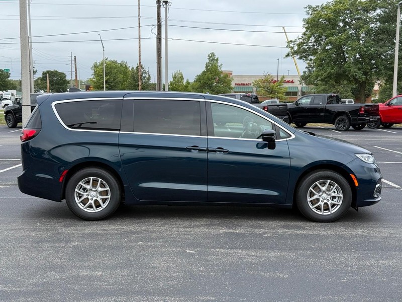 Chrysler Pacifica Vehicle Full-screen Gallery Image 2