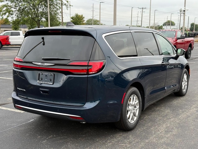 Chrysler Pacifica Vehicle Full-screen Gallery Image 3