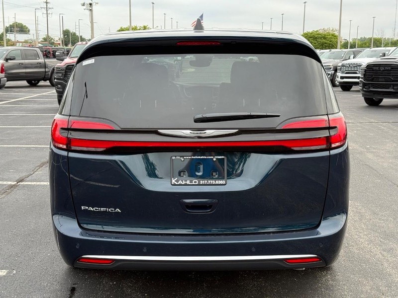 Chrysler Pacifica Vehicle Full-screen Gallery Image 4