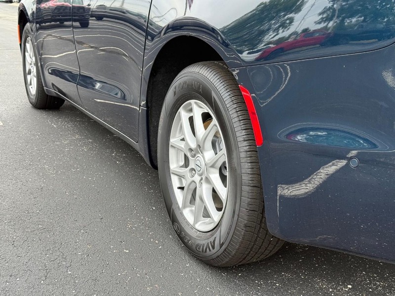 Chrysler Pacifica Vehicle Full-screen Gallery Image 6