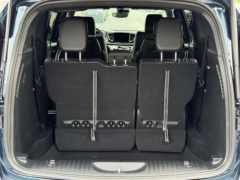 Chrysler Pacifica Vehicle Full-screen Gallery Image 7