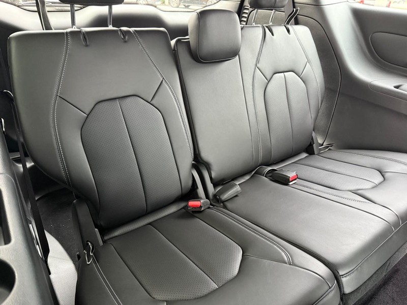 Chrysler Pacifica Vehicle Full-screen Gallery Image 14